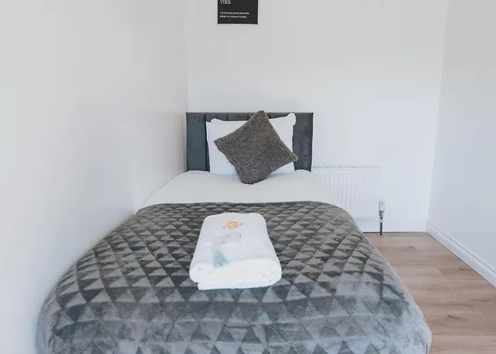 Stylish 3br By Hampden No 161 With Free Parking Appartement *