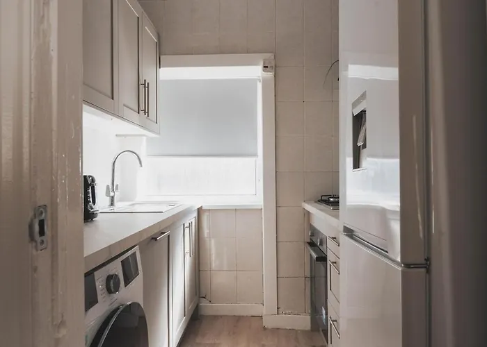 Апартаменты Stylish 3br Near Hampden No 264 With Free Parking