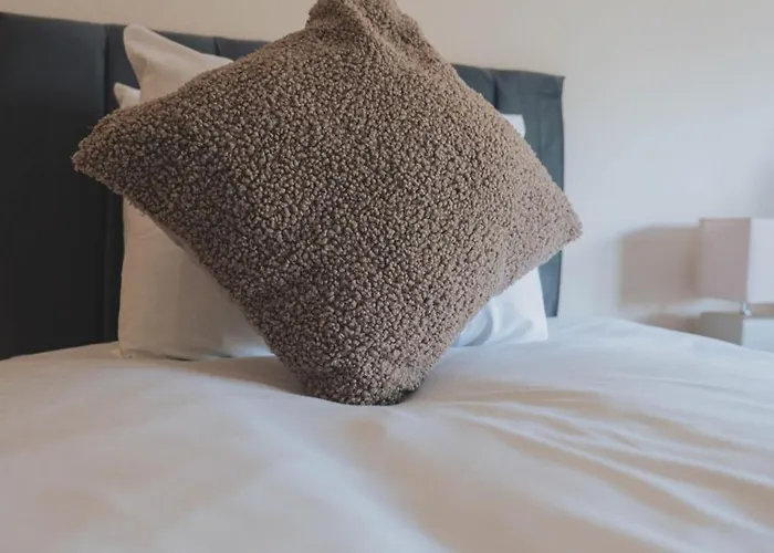 Апартаменты Stylish 3br Near Hampden No 264 With Free Parking