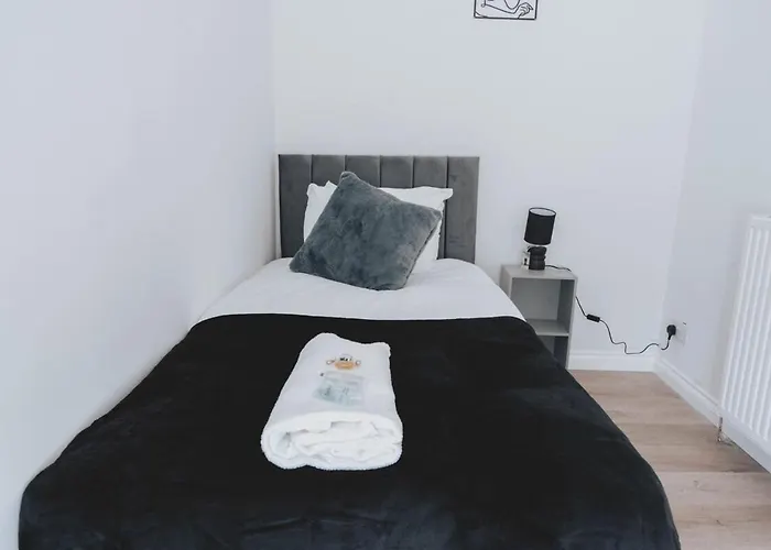 Stylish 3br Near Hampden No 29 With Free Parking Διαμέρισμα