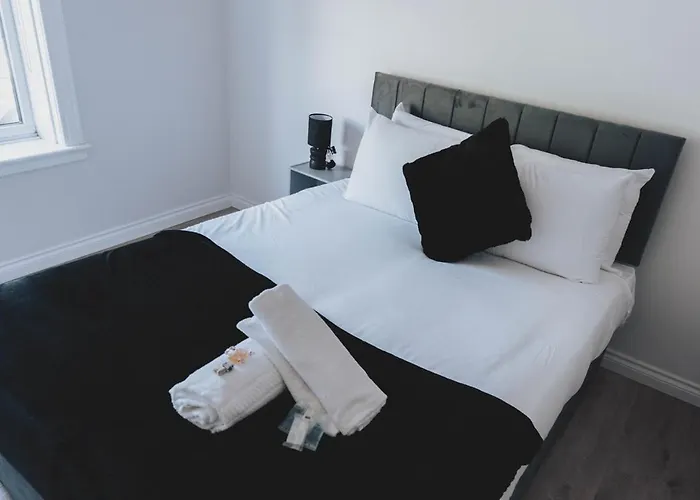 Stylish 3br Near Hampden No 29 With Free Parking Διαμέρισμα *