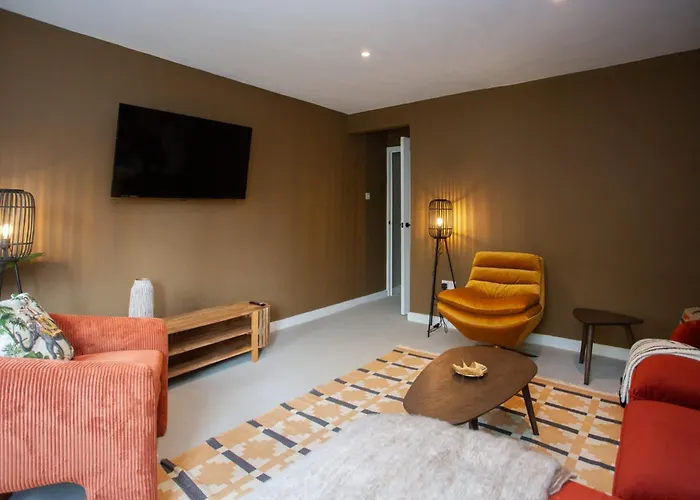 Newly Renovated House In Popular Location Дом отдыха *