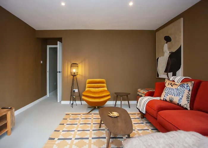 Newly Renovated House In Popular Location Дом отдыха