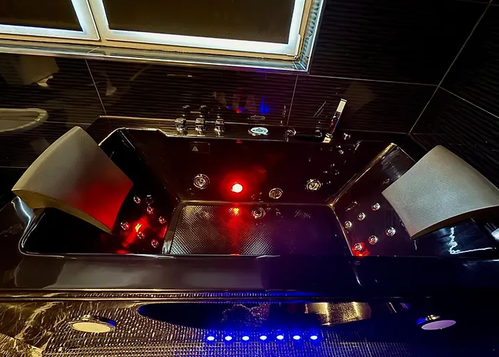 Проживание в семье Finn Village Loch Lomond - The Black With Private Jacuzzi-style Bath