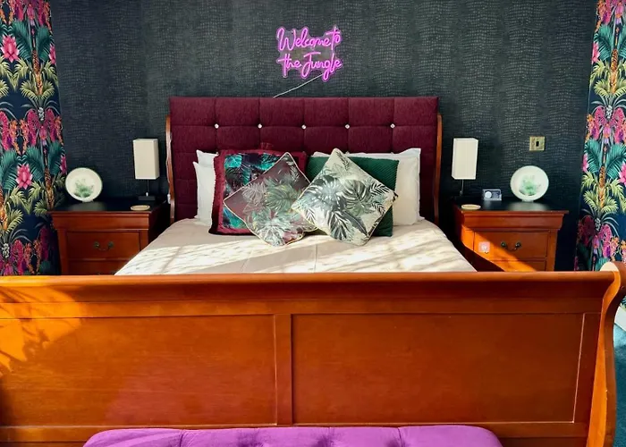 Affittacamere Finn Village - Loch Lomond - The Jungle With A Private Hot Tub 3*