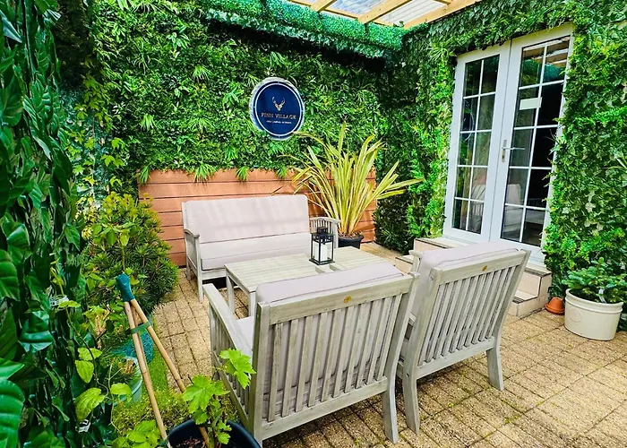 Finn Village - Loch Lomond - The Jungle With A Private Hot Tub Drymen