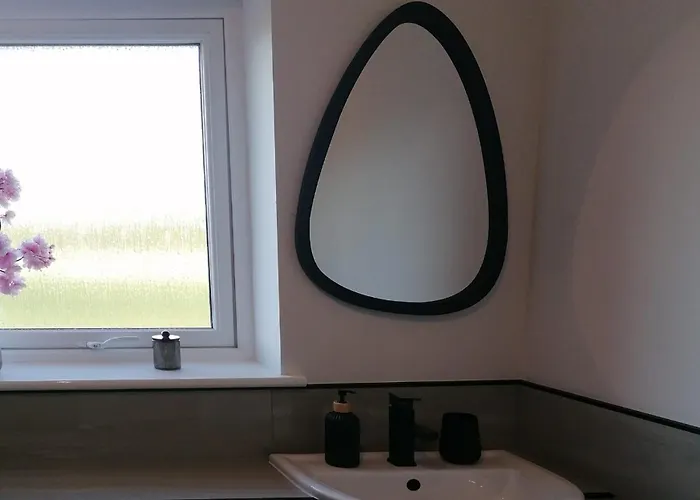 Entire Spacious 3-bed Family Home, Centre, Free Parking, Garden Apartman