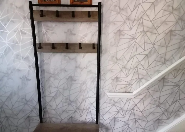 Entire Spacious 3-bed Family Home, Centre, Free Parking, Garden Apartman