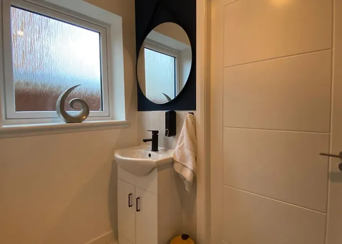 Entire Spacious 3-bed Family Home, Centre, Free Parking, Garden Apartman *