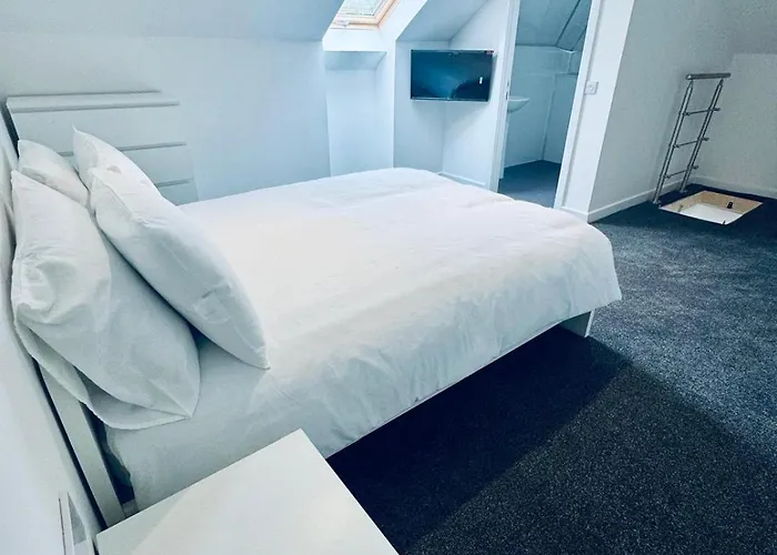 Modern 2 Bedroom With Extra Loft Bedroom *