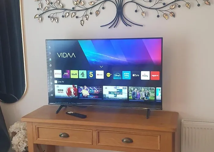 Entire Spacious 3-bed Family Home, Centre, Free Parking, Garden *