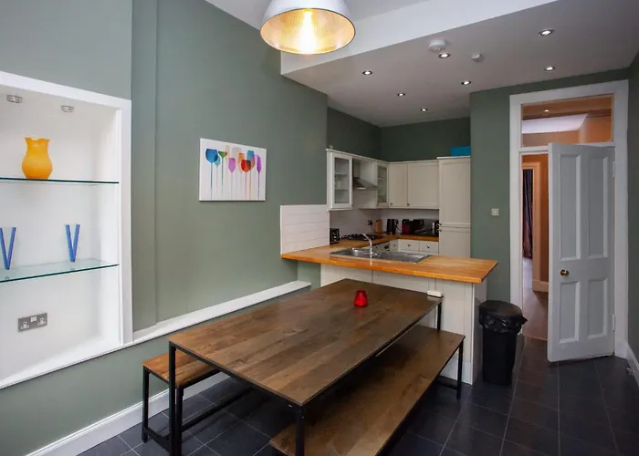 Modern, Light-filled And Sleek West End