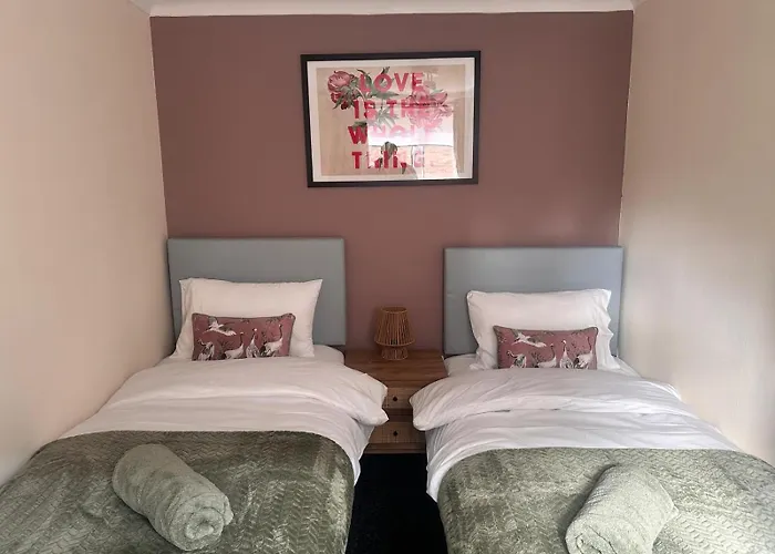 3br Flat Sleeps 6 West End Sights Driveway