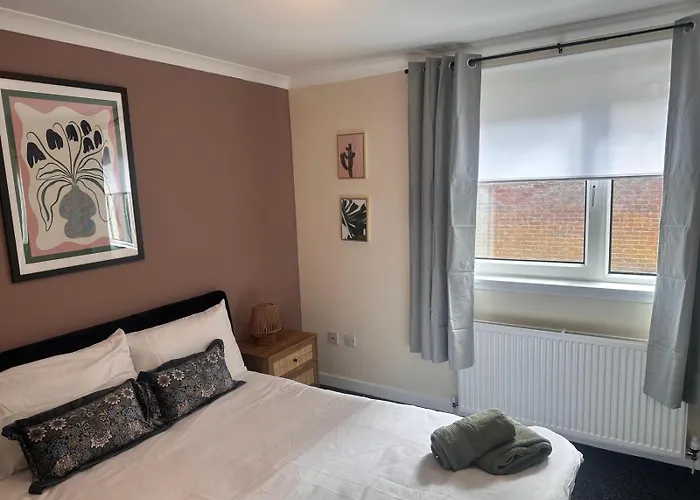 3br Flat Sleeps 6 West End Sights Driveway *