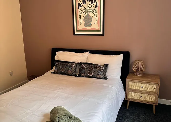 3br Flat Sleeps 6 West End Sights Driveway *