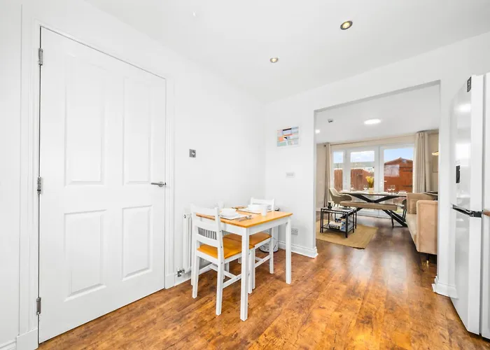 Modern 5 Bedroom Townhouse With Free Parking بيت للعطل