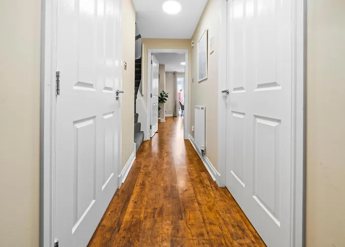 Modern 5 Bedroom Townhouse With Free Parking غلاسغو