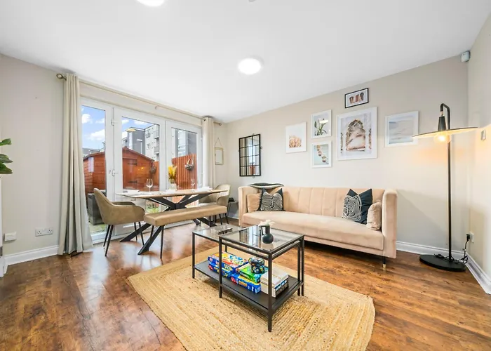 Modern 5 Bedroom Townhouse With Free Parking