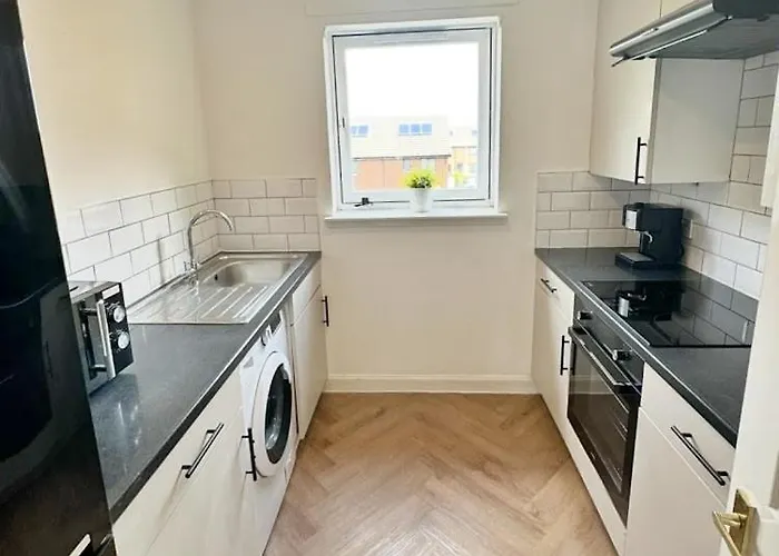 Spacious 2 Bed Near Airport Apartamento *