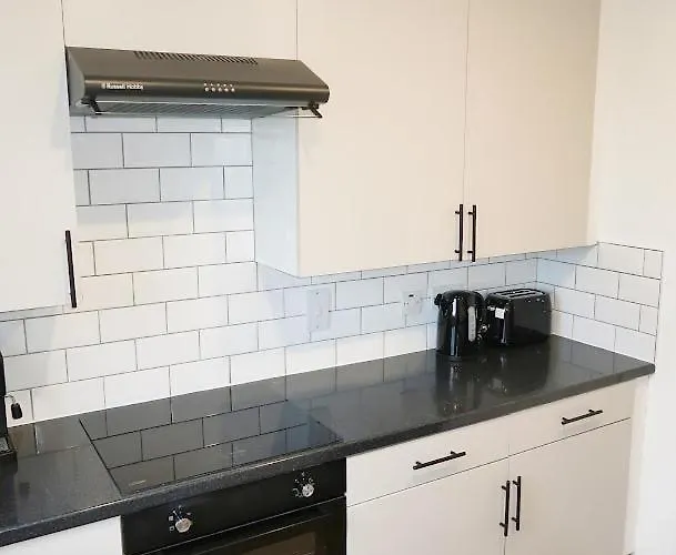 Spacious 2 Bed Near Airport * Glasgow