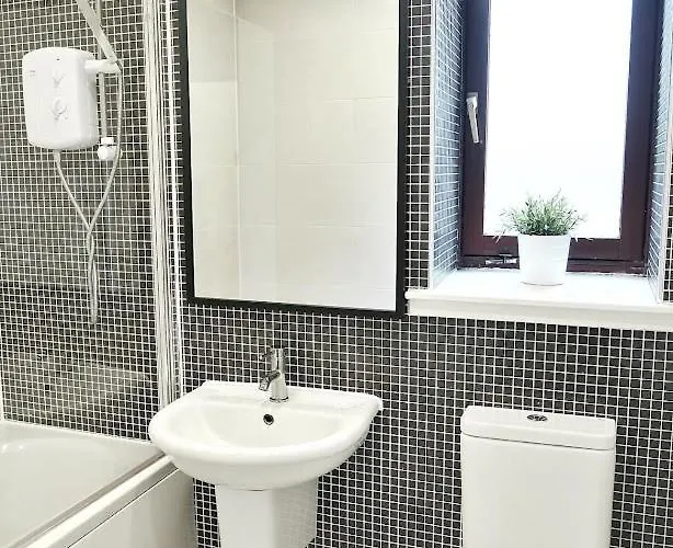 Spacious 2 Bed Near Airport Glasgow