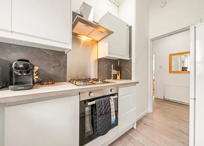 Cosy And Bright 3-bedroom Flat