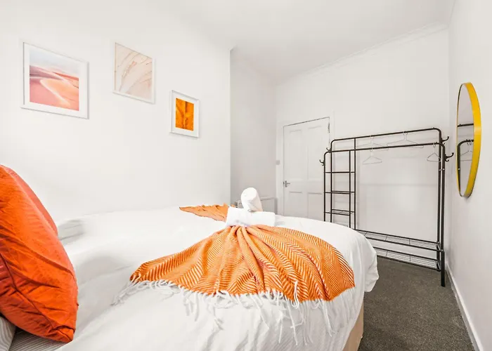 Апартаменты Cosy And Bright 3-bedroom Flat *