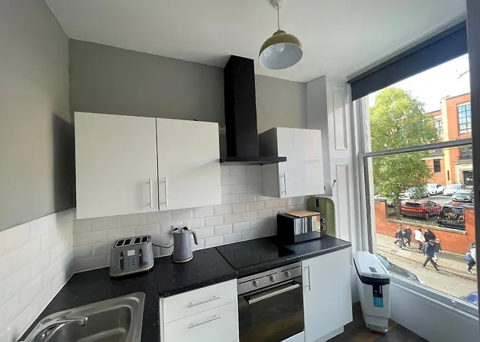 Spacious Hillhead Haven - Pass The Keys