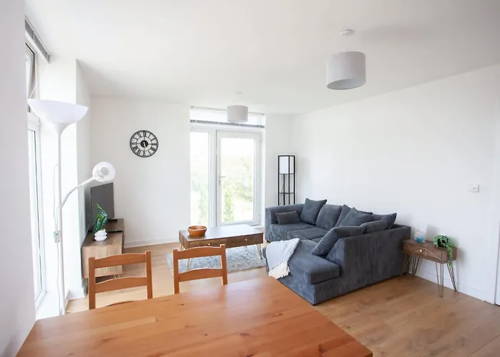 Stylish Newly Decorated 2 Bed *