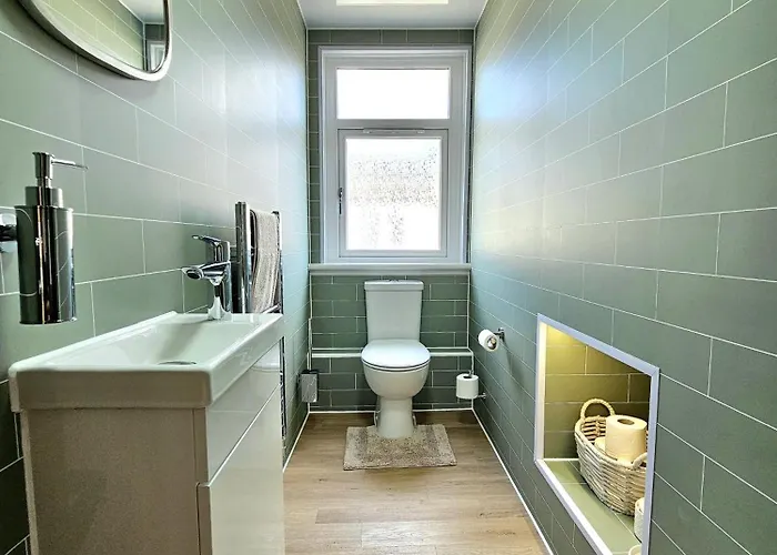 Newly Renovated Gem - Free Parking & Modern Comfort Feriehus *