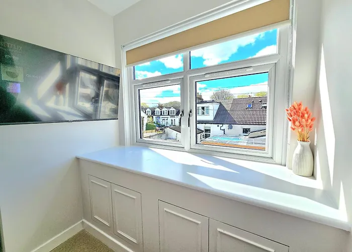 Newly Renovated Gem - Free Parking & Modern Comfort Glasgow