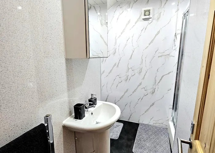 Semesterbostad Spacious Haven With Free Parking *