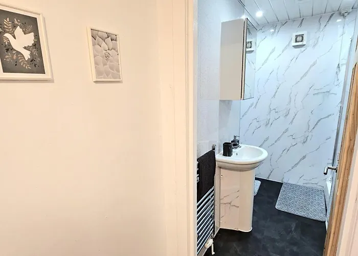 Spacious Haven With Free Parking Σπίτι διακοπών *