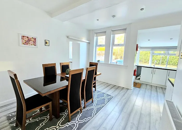 Spacious Haven With Free Parking *