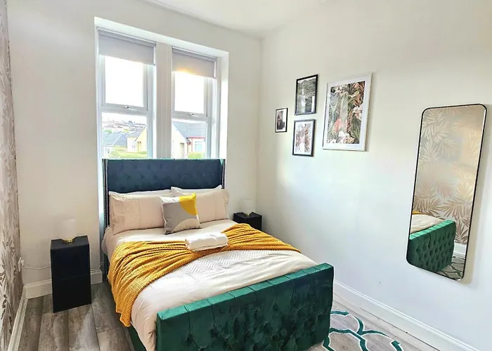 Spacious Haven With Free Parking Semesterbostad