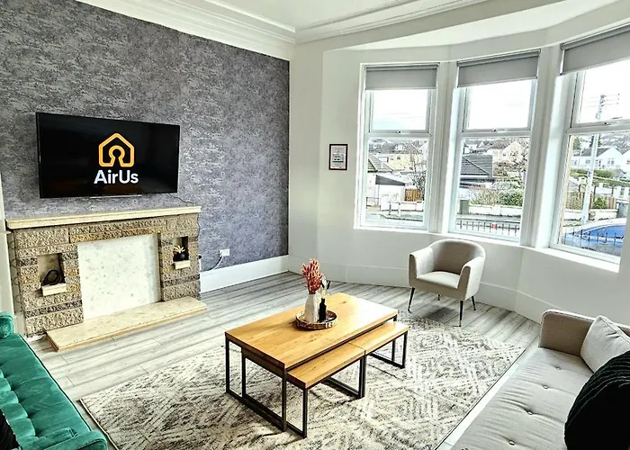 Spacious Haven With Free Parking *