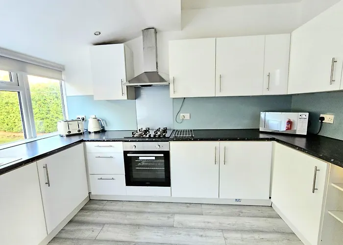 Spacious Haven With Free Parking *