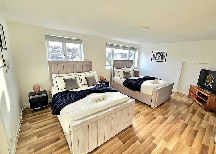 Semesterbostad Spacious Haven With Free Parking