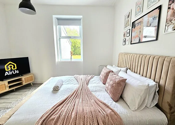 Semesterbostad Spacious Haven With Free Parking *