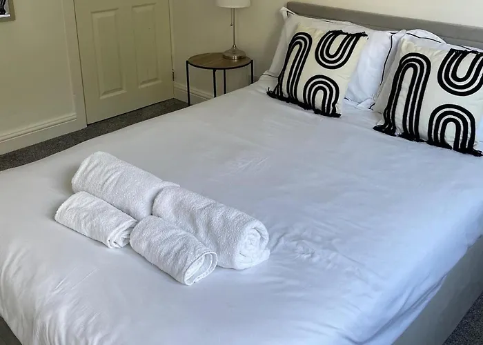 With 2 Bedrooms דירה