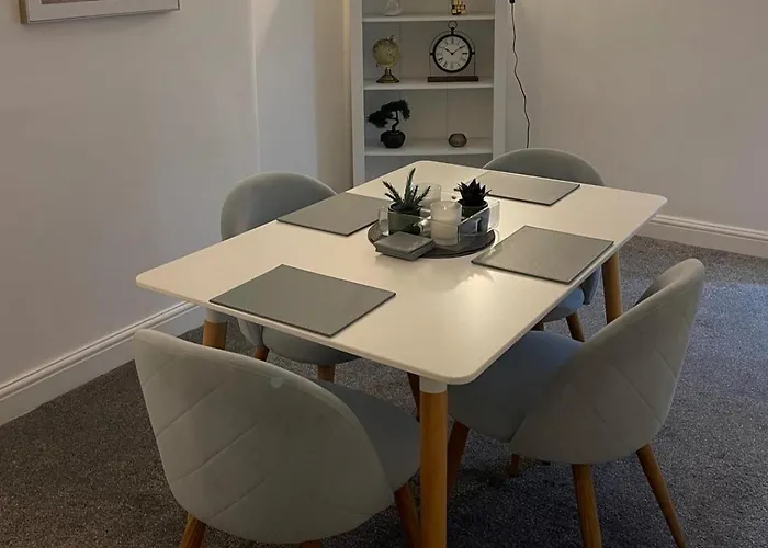 With 2 Bedrooms דירה