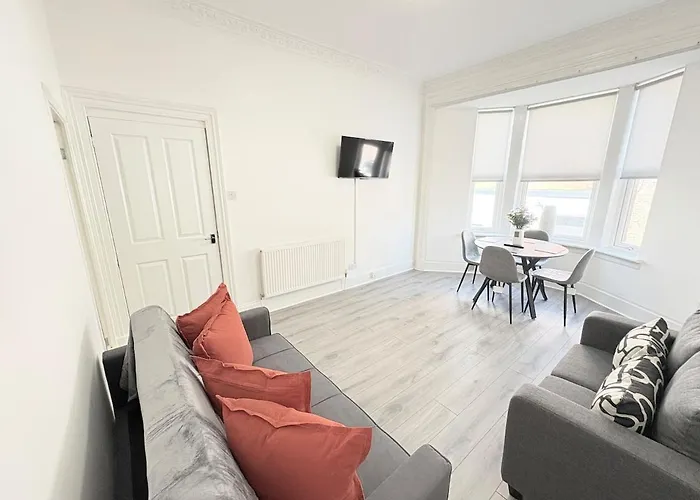 2br, Sleeps 6, Green, Free Parking & Walk Dist To Centre * Глазго