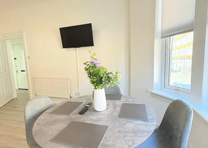 2br, Sleeps 6, Green, Free Parking & Walk Dist To Centre *