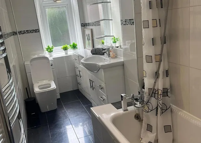 3br Near Ibrox Subway Sleeps 7 And Parking Γλασκώβη