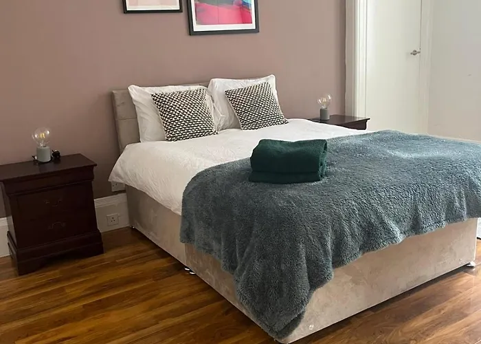 Appartement 3br Near Ibrox Subway Sleeps 7 And Parking