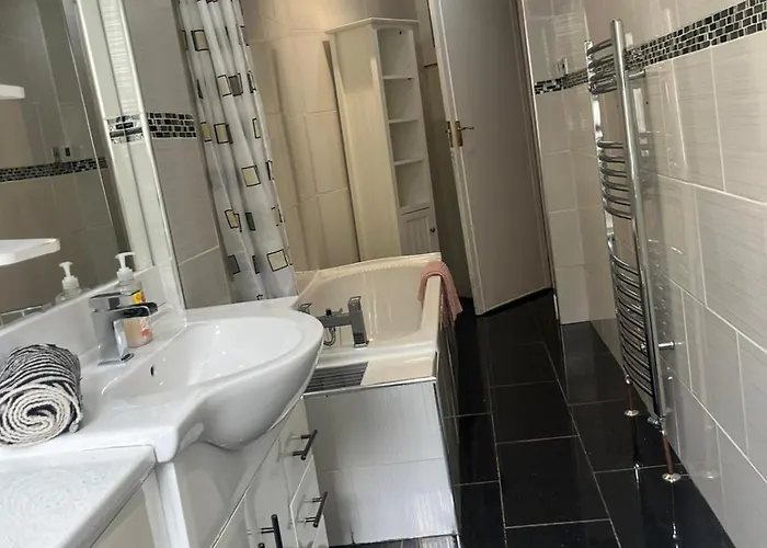 3br Near Ibrox Subway Sleeps 7 And Parking Glasgow