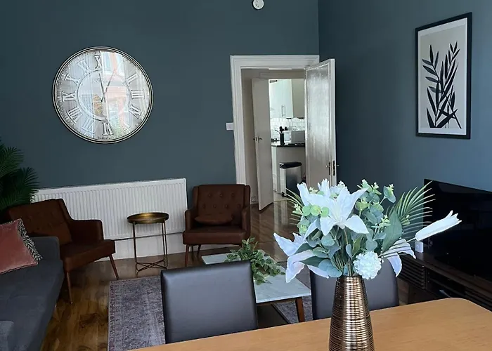 3br Near Ibrox Subway Sleeps 7 And Parking *