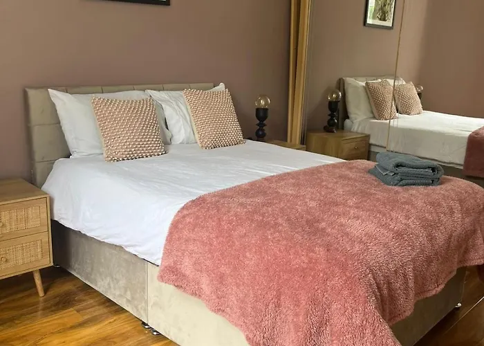 3br Near Ibrox Subway Sleeps 7 And Parking Glasgow