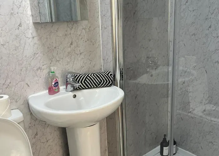 3br Near Ibrox Subway Sleeps 7 And Parking * Γλασκώβη