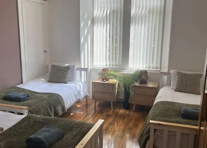 3br Near Ibrox Subway Sleeps 7 And Parking Διαμέρισμα